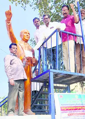 అంబేడ్కర్‌ విగ్రహానికి వినతి