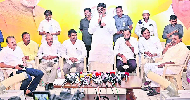 చికెన్‌ వ్యర్థాలు  తరలిస్తుండగా..