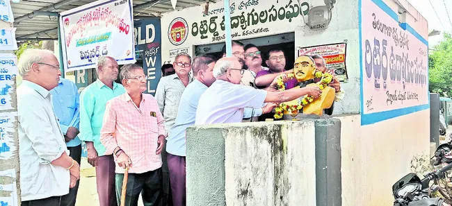 రిటైర్డ్‌ ఉద్యోగుల సమస్యలు పరిష్కరించాలి