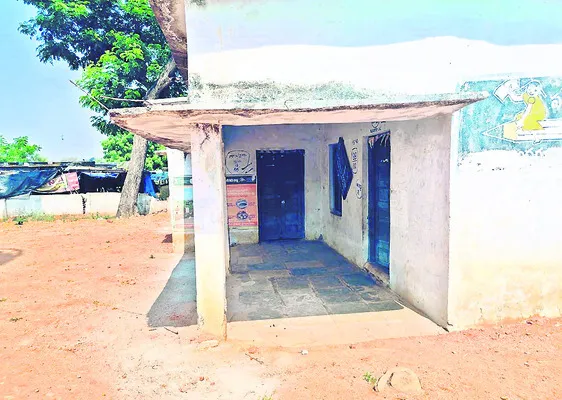 బడి గదిలో.. పంచాయతీ!