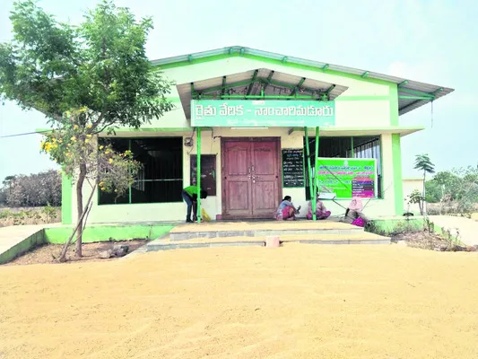 రైతు వేదిక.. నిర్వహణ లేక