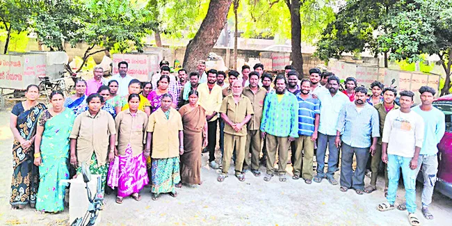 మార్టూరు పంచాయతీ కార్మికుల విధులు బహిష్కరణ 