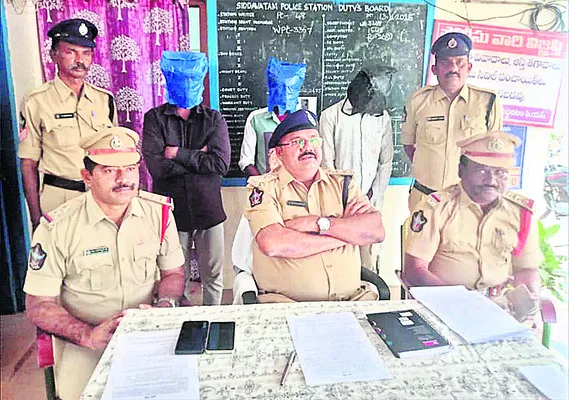 పశువుల దొంగతనం కేసులో ముగ్గురు అరెస్టు 