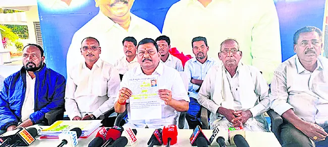 బాకై ్సట్‌ తవ్వకాలపై గిరిజనుల ఆందోళన