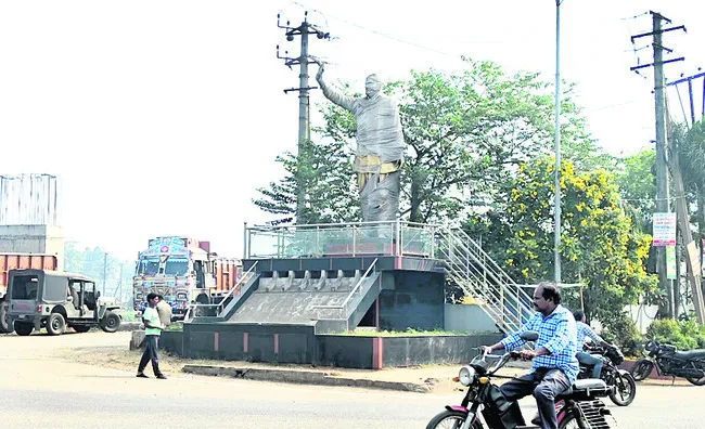తణుకులో సద్దుమణిగిన ఫ్లెక్సీ వివాదం 