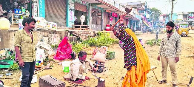 పొట్టకూటి కోసం.. రాష్ట్రాలు దాటి..