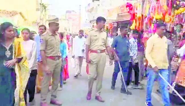 భక్తులకు ఇబ్బంది కలగొద్దు