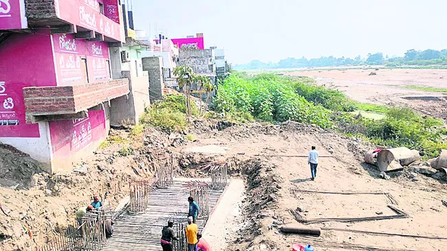 యథేచ్ఛగా అక్రమ నిర్మాణాలు