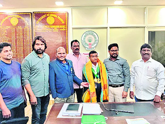 ఏషియన్‌ గోల్డ్‌ మెడలిస్ట్‌ను సత్కరించిన జేసీ