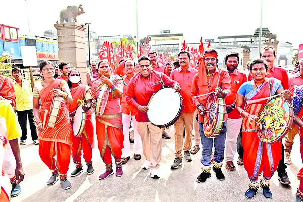 యువత చూపు.. ఎర్రజెండా వైపు