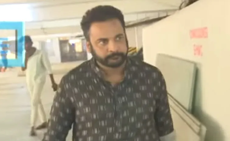 Actor Shivaji Appear Telangana Women commission Updates