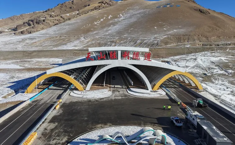 China Opens World Longest Expressway Tianshan Tunnel1