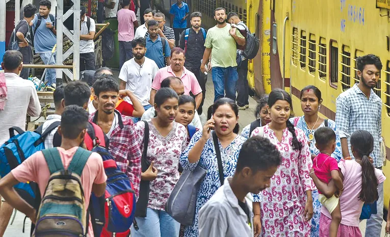 రైల్వే చార్జీల పెంపుతో ప్రయాణికులకు షాక్!