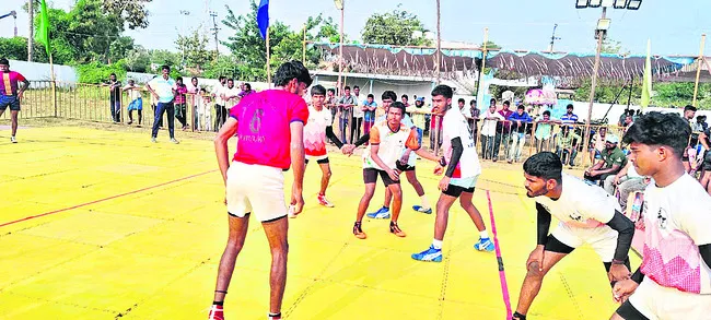 హోరాహోరీగా రాష్ట్రస్థాయి కబడ్డీ పోటీలు 