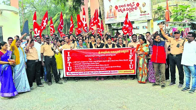 కాంట్రాక్టర్లను తొలగించాలి 