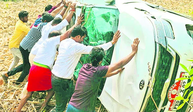 ఏఎంసీ చైర్మన్‌ కారు బోల్తా 