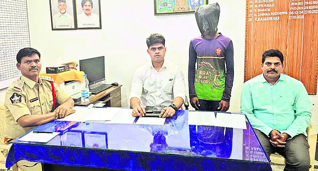 బాలికను మోసం చేసిన యువకుడు అరెస్టు 
