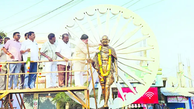 గాంధీ పేర్లు లేకుండా బీజేపీ కుట్ర