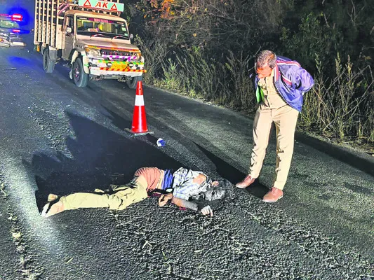 రోడ్డు ప్రమాదంలో గుర్తుతెలియని వ్యక్తి మృతి 