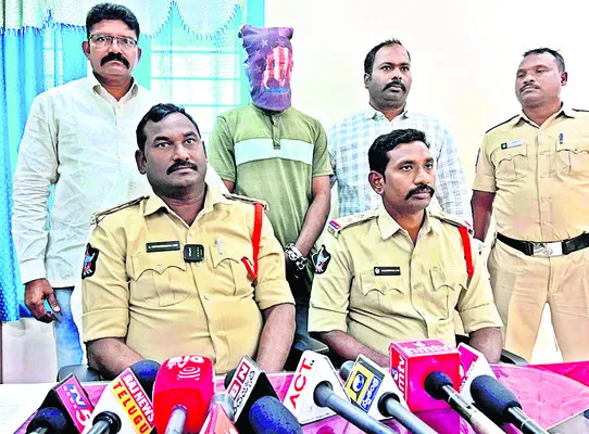 మహిళ హత్యకేసును ఛేదించిన పోలీసులు