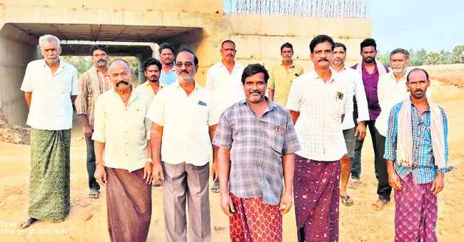 గ్రీన్‌ ఫీల్డ్‌ హైవే వద్ద రైతుల నిరసన 
