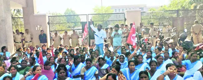 కలెక్టరేట్‌ను ముట్టడించిన ఆశా వర్కర్లు 