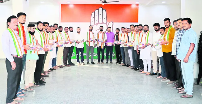 రంగుల ముగ్గు ప్యాకెట్ల పంపిణీ 
