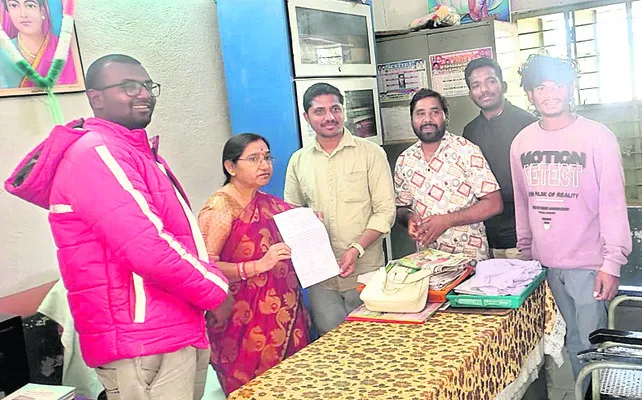 అనుమతి లేకుండా హాస్టల్‌ బయటకు విద్యార్థులు