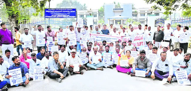 జర్నలిస్టులందరికీ అక్రిడిటేషన్‌ కార్డులు ఇవ్వాలి