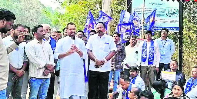 దాడి చేసిన వారిని శిక్షించాలి