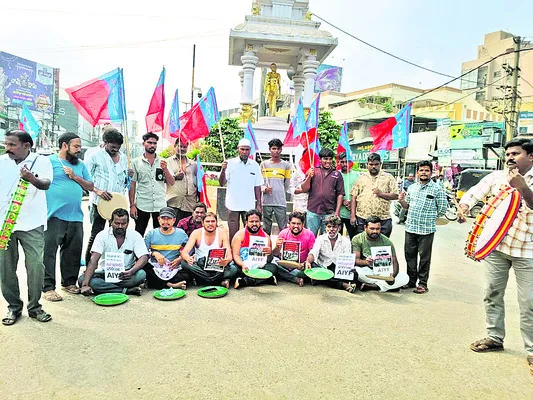 ఉద్యోగాలివ్వండి.. లేకుంటే తిండి పెట్టండి