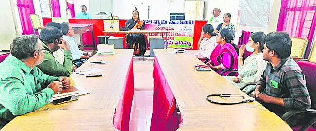 ఉచిత న్యాయసహాయం అందేలా చూడండి 