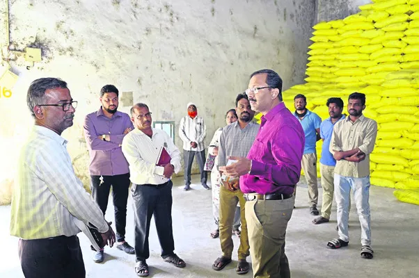 యూరియాను అందుబాటులో ఉంచాలి 