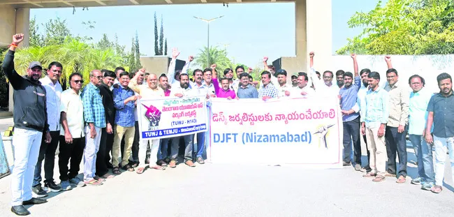 డెస్క్‌ జర్నలిస్టులకు అక్రెడిటేషన్‌ కార్డులివ్వాలి 