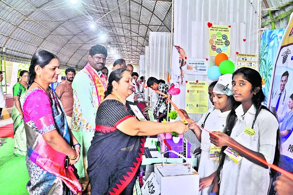 విద్యార్థులు ఉన్నత లక్ష్యాలు నిర్దేశించుకోవాలి 