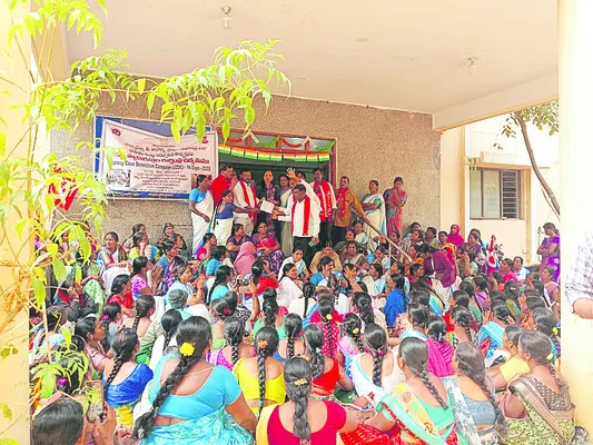 బకాయిలు చెల్లించాలని ఆశ వర్కర్ల ఆందోళన 