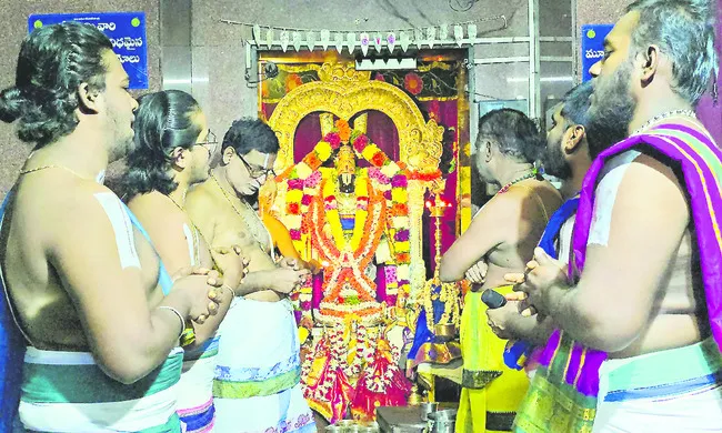 రైల్వే లైన్‌ను త్వరితగతిన  పూర్తి చేయించండి 