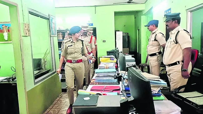 ఏసీపీ ఆకస్మిక తనిఖీ 
