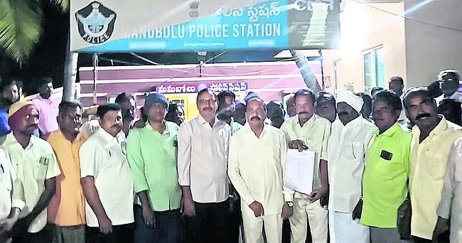 ప్రెస్‌మీట్‌ పెట్టారని వైఎస్సార్సీపీ నేత నిర్బంధం 