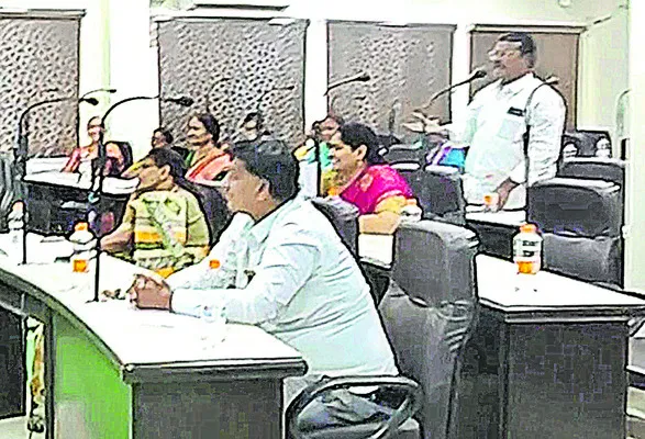 జనం చెప్పులతో కొట్టేలా ఉన్నారు 