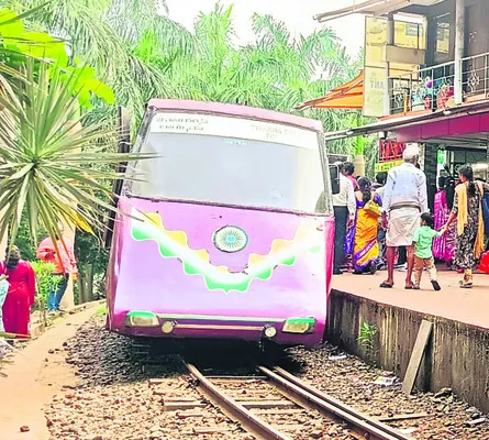 సర్క్యూట్‌ ట్రైన్‌ మళ్లీ మొరాయింపు