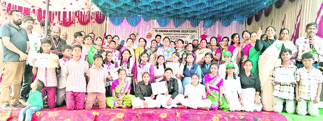 వ్యర్థంతోనూ అద్భుతమైన కళాకృతులు..