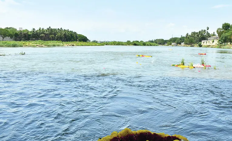 కొత్త పెళ్లి జోష్‌.. పార్టీ మత్తు… నదిలో దూకుడు