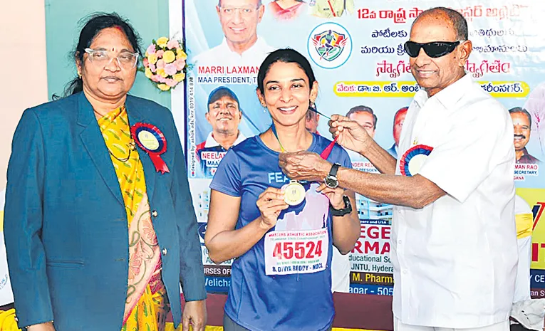 మాస్టర్‌ అథ్లెట్‌ దివ్యారెడ్డికి బెస్ట్‌ అథ్లెట్‌ ఆఫ్‌ ది ఇయర్‌ అవార్డు