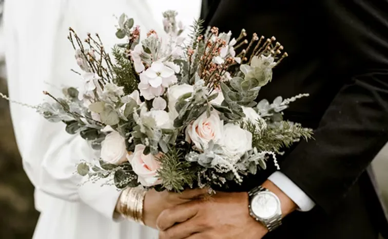 పెళ్లి చేసుకోలేదంటే జరిమానా.. గ్రామస్తుల తీర్మానం