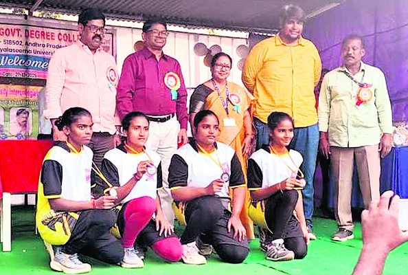 గెలుపోటములను స్ఫూర్తిగా తీసుకోవాలి