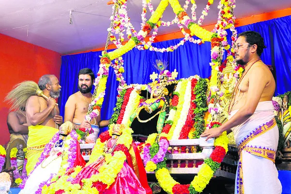 ముగ్ధమనోహరం.. శ్రీకృష్ణావతారం