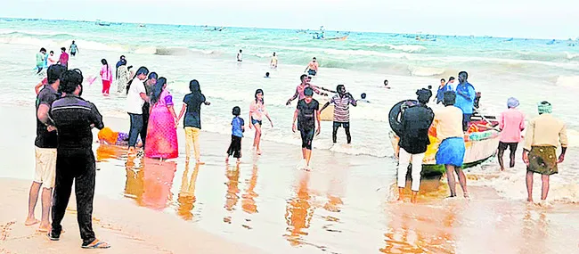 తీరంలో సండే సందడి 