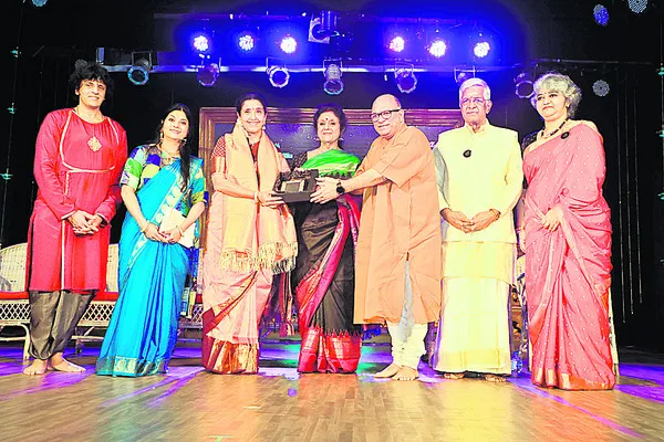 బాలా దేవికి ’నాట్య కళా విశారదహా’ అవార్డు ప్రదానం