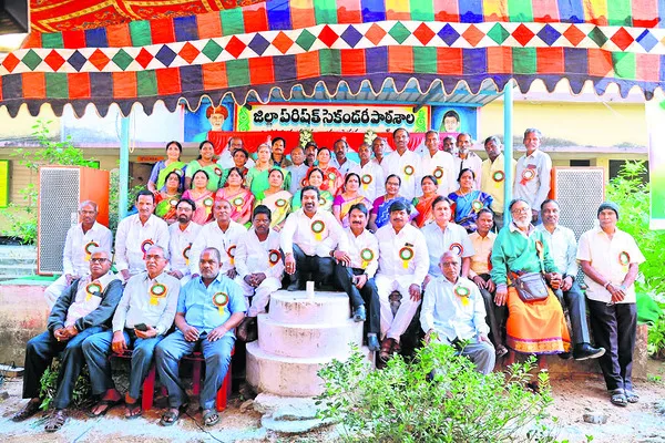 46 ఏళ్ల తర్వాత కలిసిన స్నేహితులు 